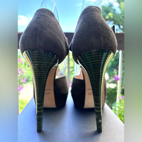 Ron Donovan Bespoke Suede T-Strap Peep Toe Stiletto
Size 10
Handmade in Italy - Picture 10 of 11